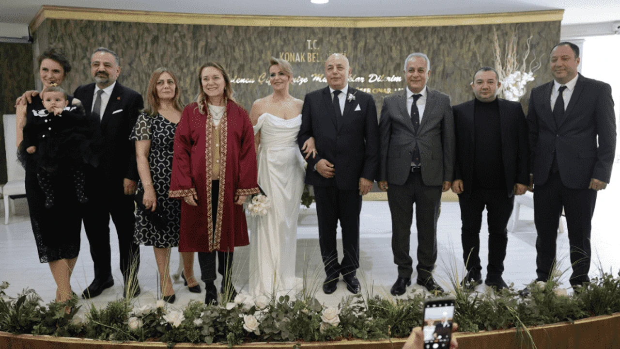 CHP İzmir İl Başkanı, ağabeyi Birol Aslanoğlu’nun nikah törenine ailesiyle