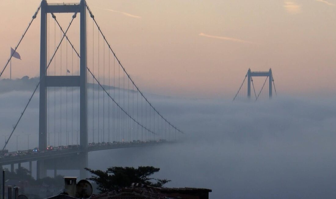 İstanbul Boğazı’nda gemi trafiğine kapandı İstanbul Boğazı’nda gemi trafiği, yoğun sis nedeniyle çift yönlü olarak