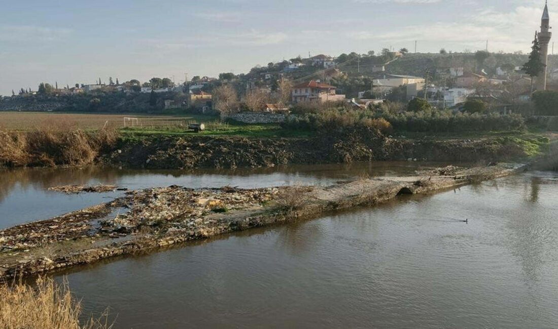 Büyük Menderes Nehri alarm veriyor: Kirlilik nedeniyle siyaha büründü! Türkiye'nin en önemli akarsularından biri olan Büyük Menderes Nehri, kontrolsüz