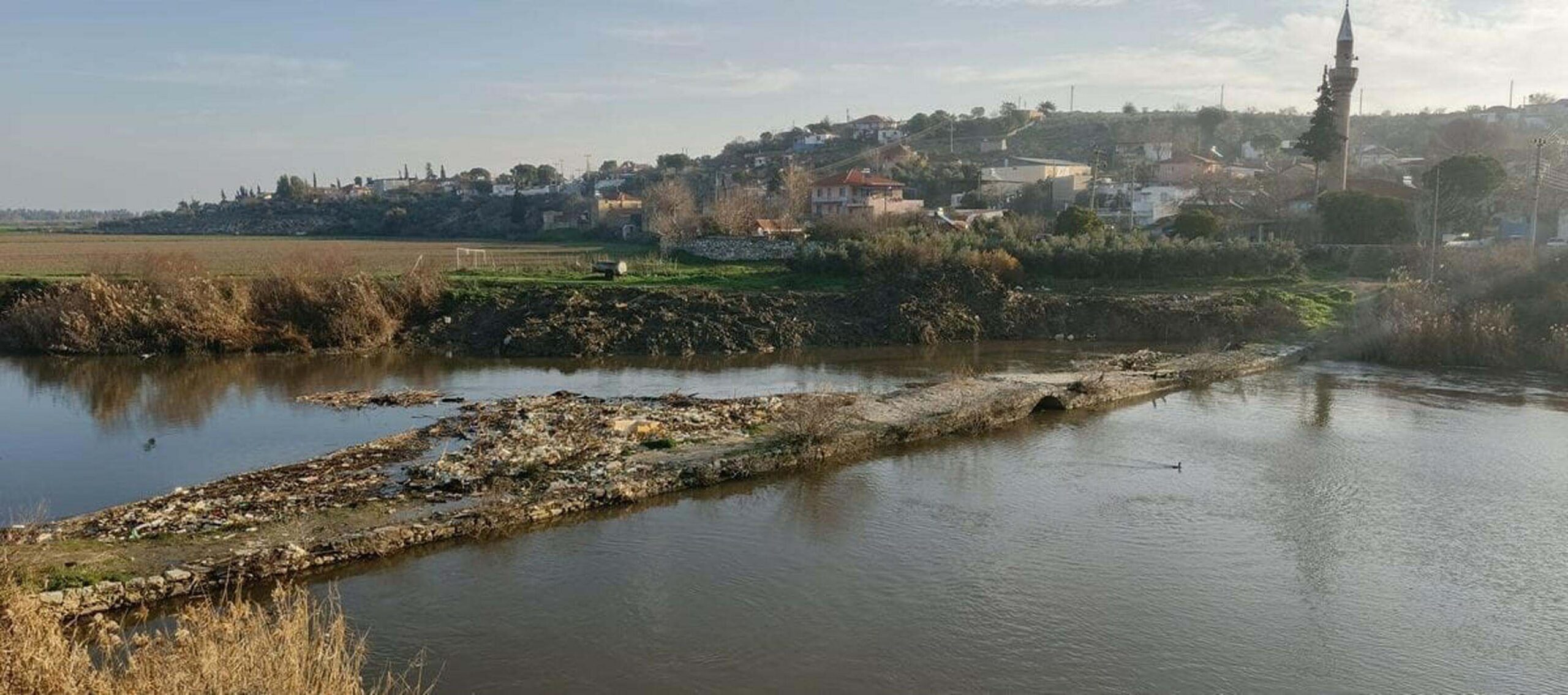 Türkiye'nin en önemli akarsularından biri olan Büyük Menderes Nehri, kontrolsüz