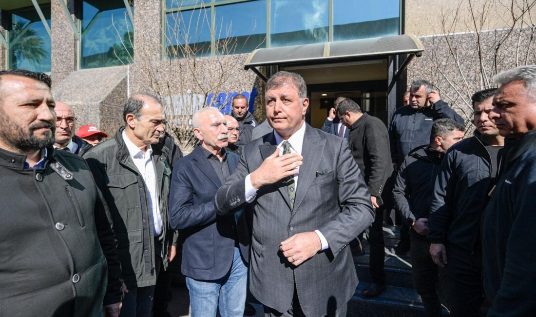 İzmir Büyükşehir Belediye Başkanı Dr. Cemil Tugay, kendisini çiçeklerle ziyarete