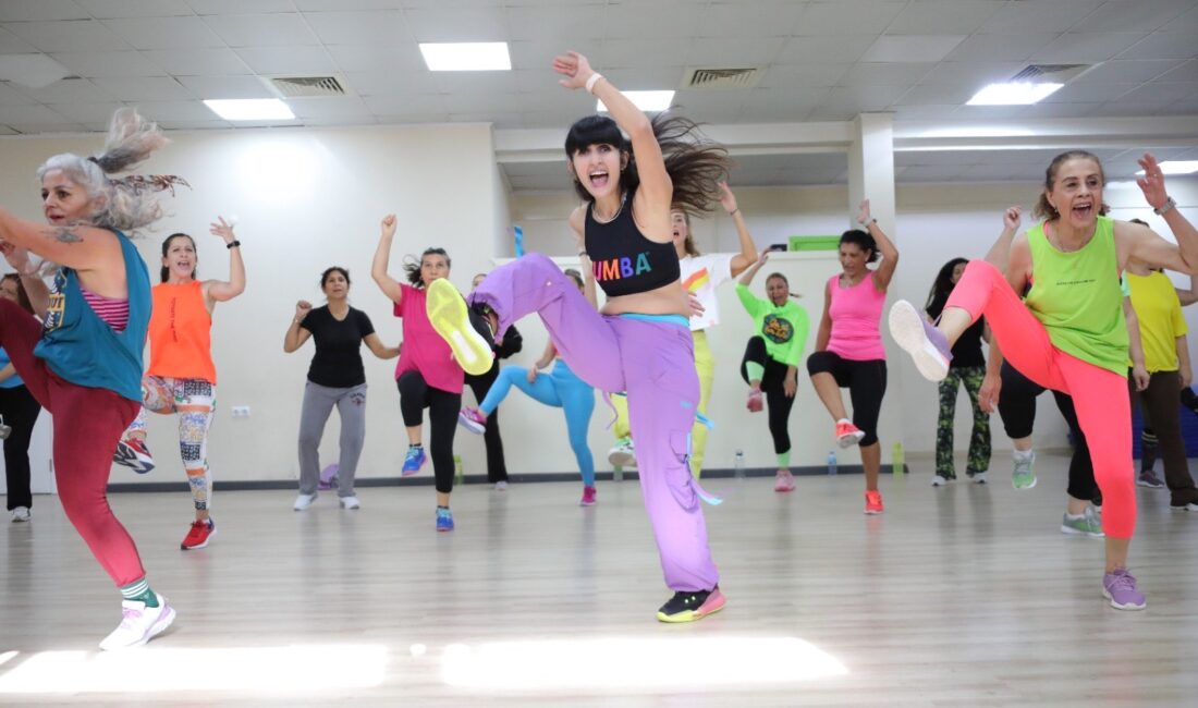 Bayraklı Belediyesinin zumba kursları yoğun ilgi görmeye devam ediyor.
