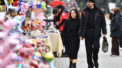 İzmir Büyükşehir Belediyesi tarafından Kültürpark’ta düzenlenen Sevgi Festivali, birbirinden renkli
