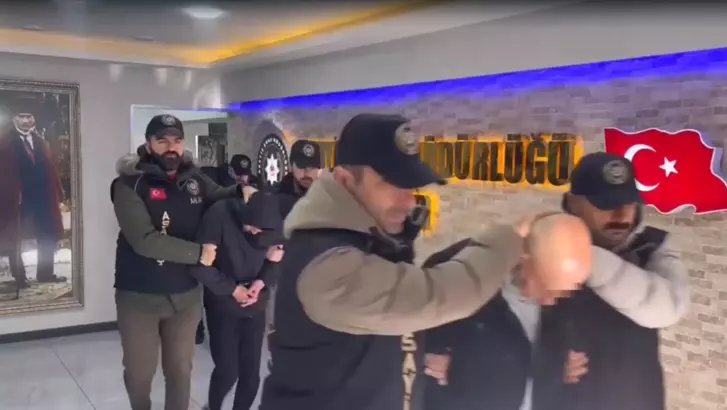 İzmir'de kadınları zorla fuhşa sürüklediği öne sürülen suç örgütüne yönelik
