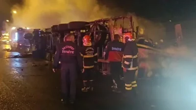 Nurdağı ayrımı yakınlarında yaşanan kazada otoyol savaş alanına döndü