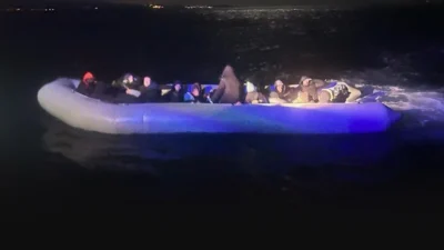 İzmir'in Urla ilçesi açıklarında motor arızası nedeniyle sürüklenen lastik bottaki