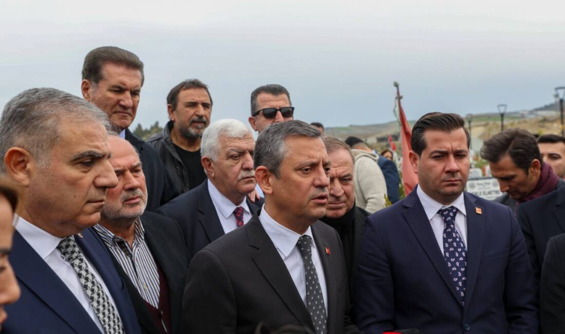 Özel’den kapalı nüfus sayımı çağrısı CHP Genel Başkanı Özgür Özel, Hatay'da Narlıca Mezarlığı'nı ziyaret ederek