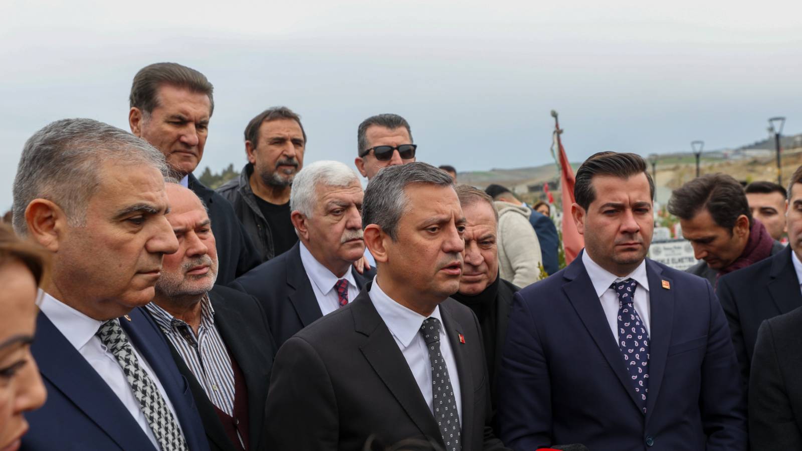 CHP Genel Başkanı Özgür Özel, Hatay'da Narlıca Mezarlığı'nı ziyaret ederek
