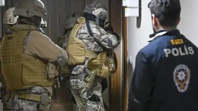 İzmir'de otomotiv yedek parça imalatı sektöründe faaliyet gösteren iş insanı