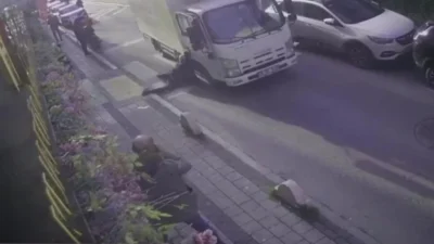 Sancaktepe’de meydana gelen trafik kazasının ardından İETT şoförü ile kamyonet