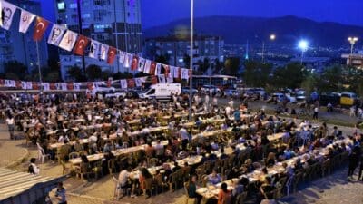 Bornova Belediyesi, Ramazan ayı boyunca her gün 1.000 kişiye iftar