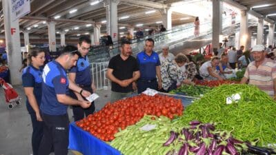 Menemen'de pazar yerleri hem gıda güvenliği hem de hijyende vatandaşa