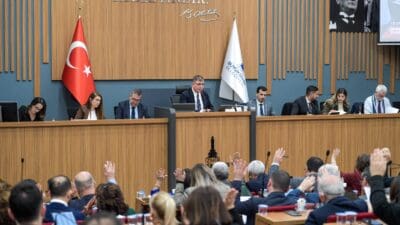 İzmir Büyükşehir Belediyesi öğrencilerin önemli gider kalemlerinden biri olan toplu