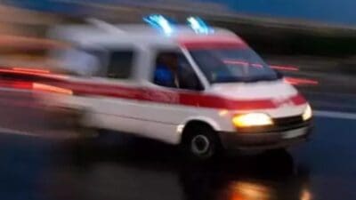 İzmir’in Karşıyaka ilçesinde iki otomobilin çarpışması sonucu meydana gelen kazada,