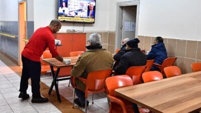 İzmir Büyükşehir Belediyesi soğuk kış günlerinde barınma olanağı bulunmayan yurttaşlara