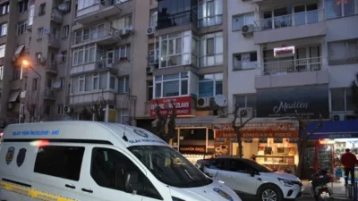 İzmir’in Konak ilçesinde, borç-alacak meselesi nedeniyle çıkan tartışma kanlı bitti.