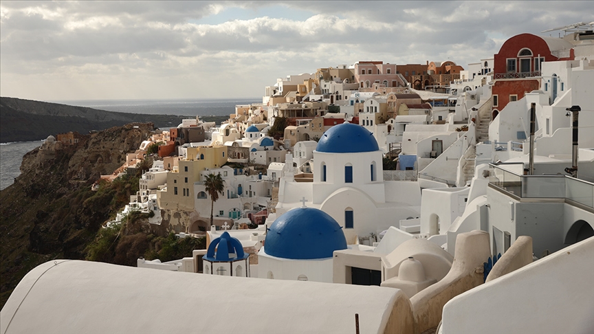 Yunanistan’ın volkanik adası Santorini’de günlerdir süren sarsıntılar nedeniyle olağanüstü hâl