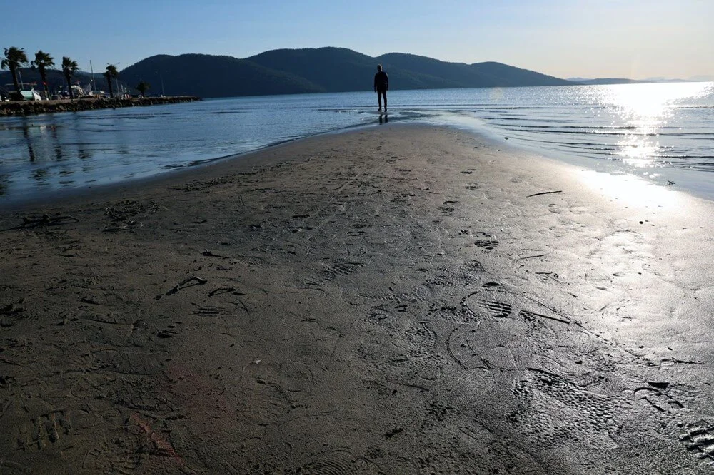 İzmir’in Seferihisar ve Muğla’nın Akyaka ilçelerinde deniz suyunun metrelerce çekilmesi,