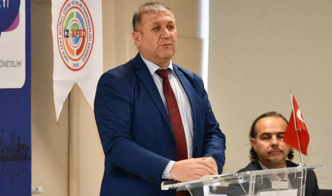 Yaklaşık 35 yıldır İzmir’de yaşıyor ve kentimizin değişim sücrecine tanıklık