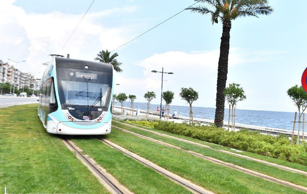 İzmir Büyükşehir Belediyesi’nin Karataş’ta yapımını sürdürdüğü yaya üst geçidi çalışmaları
