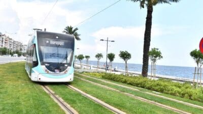 İzmir Büyükşehir Belediyesi’nin Karataş’ta yapımını sürdürdüğü yaya üst geçidi çalışmaları