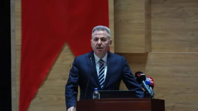 Kahramanmaraş merkezli depremlerde hayatını kaybedenler İzmir'de anıldı. Vali Süleyman Elban,