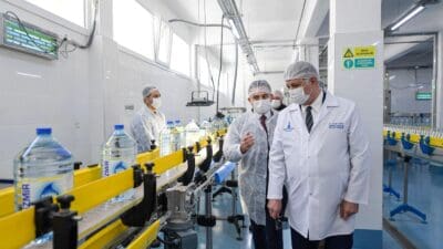 İzmir Büyükşehir Belediyesi tarafından işletilen Şaşal Su Fabrikası’ndaki üretim hızlanırken,