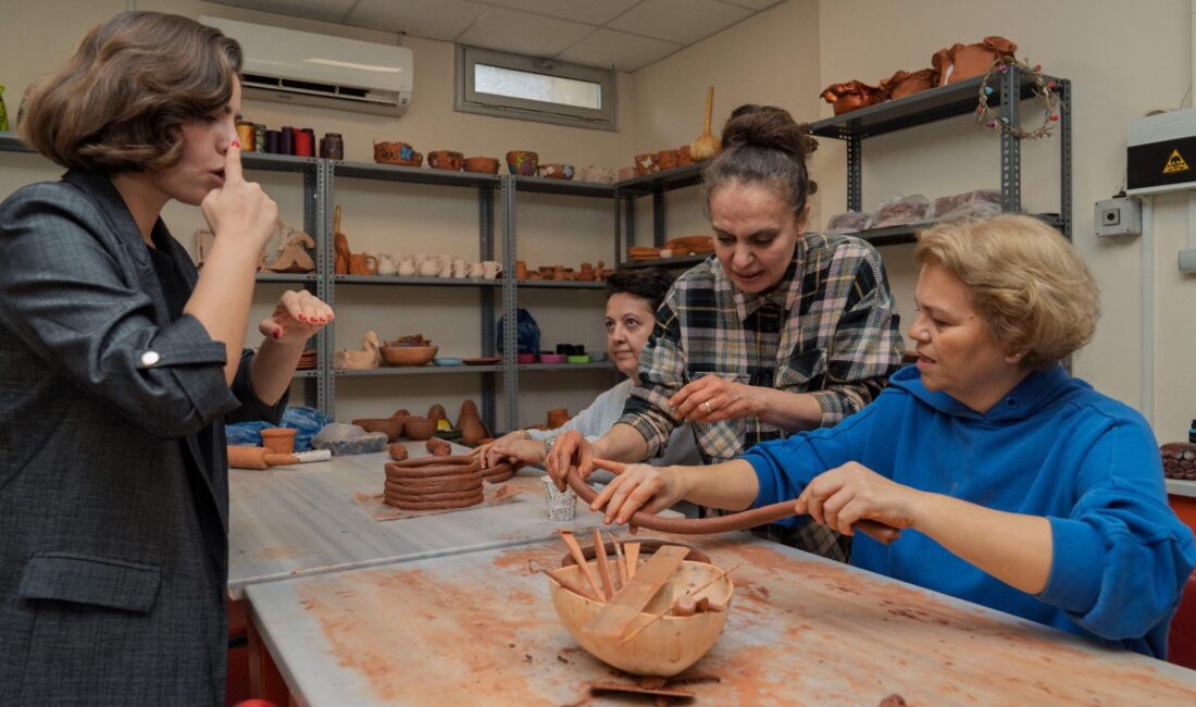 Özlem Özer ve Melek Uslular, İzmir Büyükşehir Belediyesi’nde işaret dili
