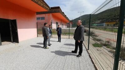 Menderes Belediyesi, yıllardır atıl halde bırakılan Çakaltepe Mahallesi’ndeki hayvan barınağını