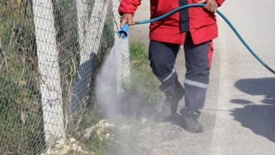 Menderes Belediyesi, baharın gelmesi ile artan yabancı otlara karşı ilaçlama