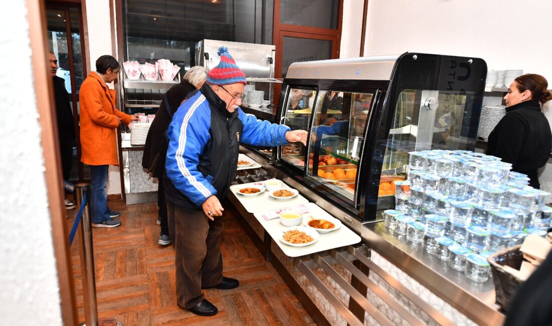 Kent Lokantaları’nda iftar yemekleri ücretsiz: İzmir’de ramazan dayanışması büyüyor İzmir Büyükşehir Belediyesi ramazan ayında iftar dayanışmasını büyütüyor. Kent Lokantalarındaki