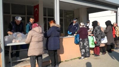İzmir Büyükşehir Belediyesi, kentin dört bir yanına ramazan bereketini yaymak