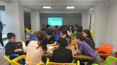 Beş komisyondan oluşan İzmir Büyükşehir Belediyesi İzmir Çocuk Meclisi, mart