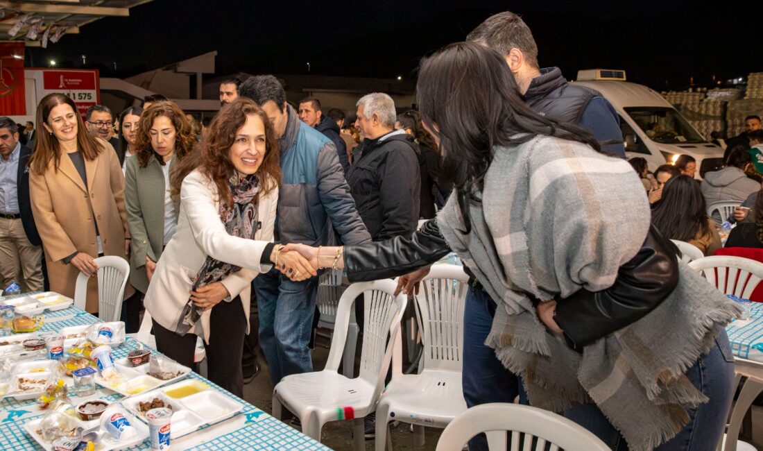 Karşıyaka Belediye Başkanı Yıldız Ünsal, yüzlerce kurum çalışanı ile iftar