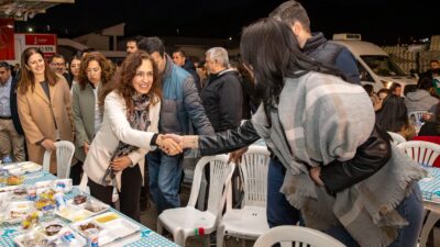 Karşıyaka Belediye Başkanı Yıldız Ünsal, yüzlerce kurum çalışanı ile iftar
