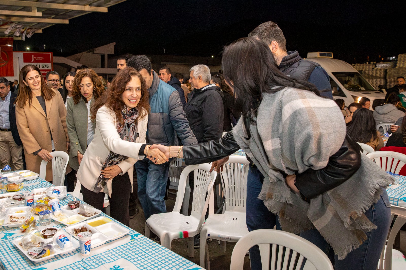 Karşıyaka Belediye Başkanı Yıldız Ünsal, yüzlerce kurum çalışanı ile iftar