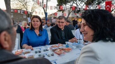 İzmir Büyükşehir Belediyesi’nin ramazan ayı boyunca 30 ilçede kurduğu iftar