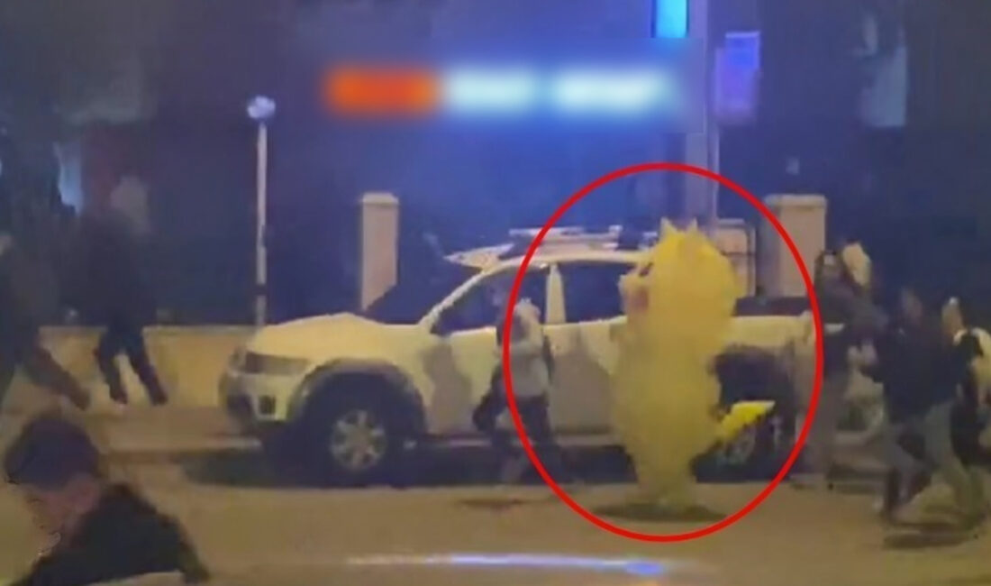 Protestolarda renkli görüntüler: Antalya'daki İmamoğlu gösterisinde Pikachu kostümlü eylemci polisle