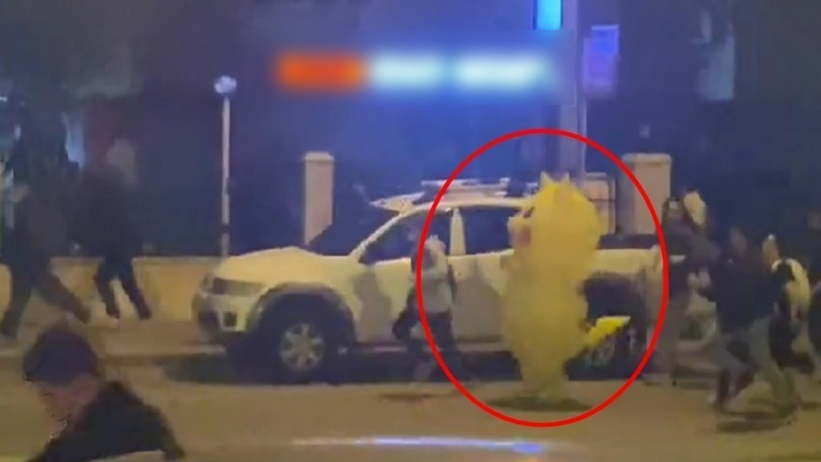 Protestolarda renkli görüntüler: Antalya'daki İmamoğlu gösterisinde Pikachu kostümlü eylemci polisle