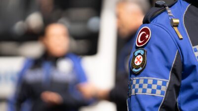 İzmir Büyükşehir Belediyesi zabıta ekipleri, Ramazan Bayramı’ndan dolayı yoğunluk yaşanan