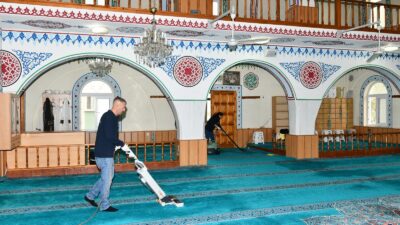 İlçedeki ibadethanelerde yıl boyunca rutin temizlik çalışmaları yürüten Çiğli Belediyesi,