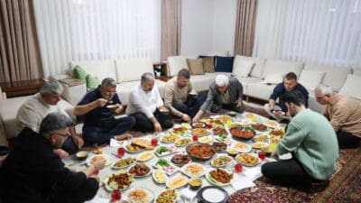 Buca Belediye Başkanı Mimar Görkem Duman, Karagöz ailesinin iftar sofrasına