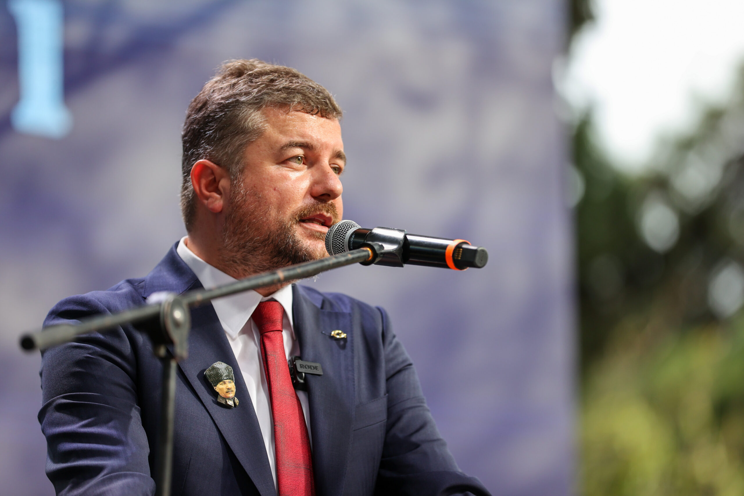 Buca Belediyesi'nde yan hak ödemelerinin gecikmesi nedeniyle bazı işçilerin başlattığı