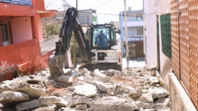 Bayraklı Belediyesi, ilçe genelinde aralıksız süren yol yenileme, bakım ve