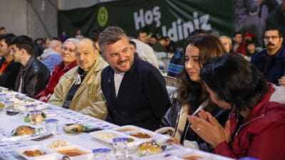 Bucalılar, oruçlarını Buca Belediyesi'nin kurduğu  iftar çadırında dualar eşliğinde açtı.