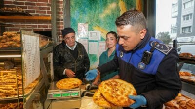 Ramazan ayında denetimlerini yoğunlaştıran Gaziemir Belediyesi Zabıta Müdürlüğü ekipleri, ilçedeki