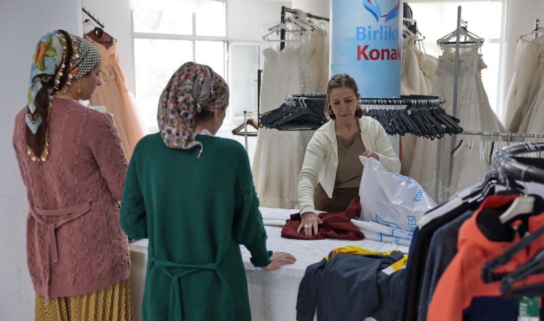 Konak Belediyesi’nin sosyal belediyecilik örnekleri arasında yer alan Giysi Market’te