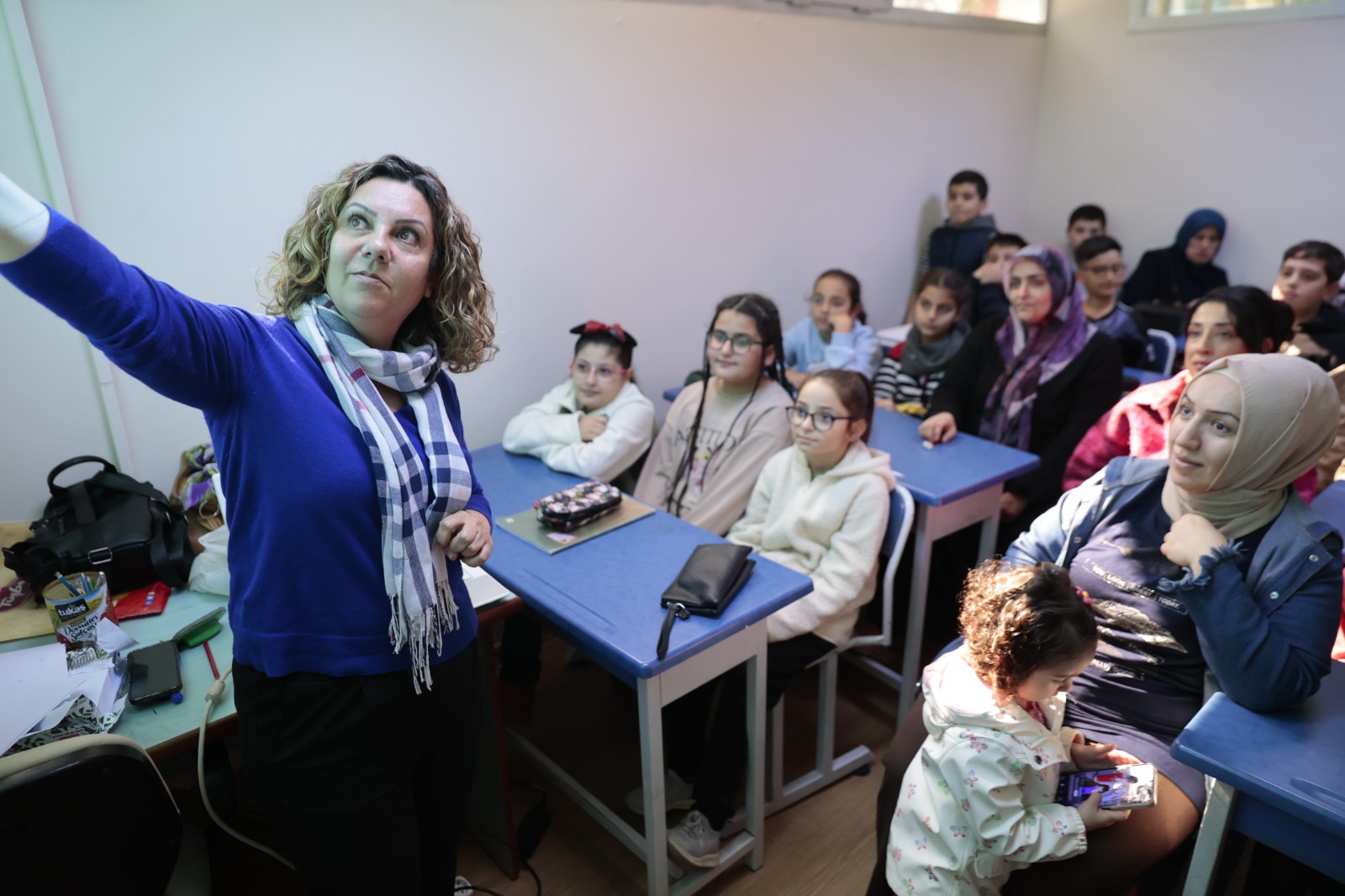Konaklı çocukların, temel dersleri eğlenerek öğrendiği ‘Eğlen & Öğren’ projesi