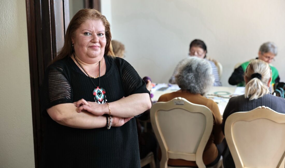 Konak Belediyesi’nin semt merkezlerindeki kurslara katılarak hayata bağlanan Güler Kurtul,