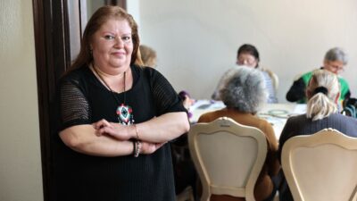 Konak Belediyesi’nin semt merkezlerindeki kurslara katılarak hayata bağlanan Güler Kurtul,